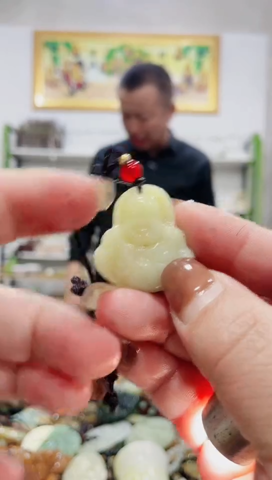 未镶嵌蛇纹石玉吊坠   