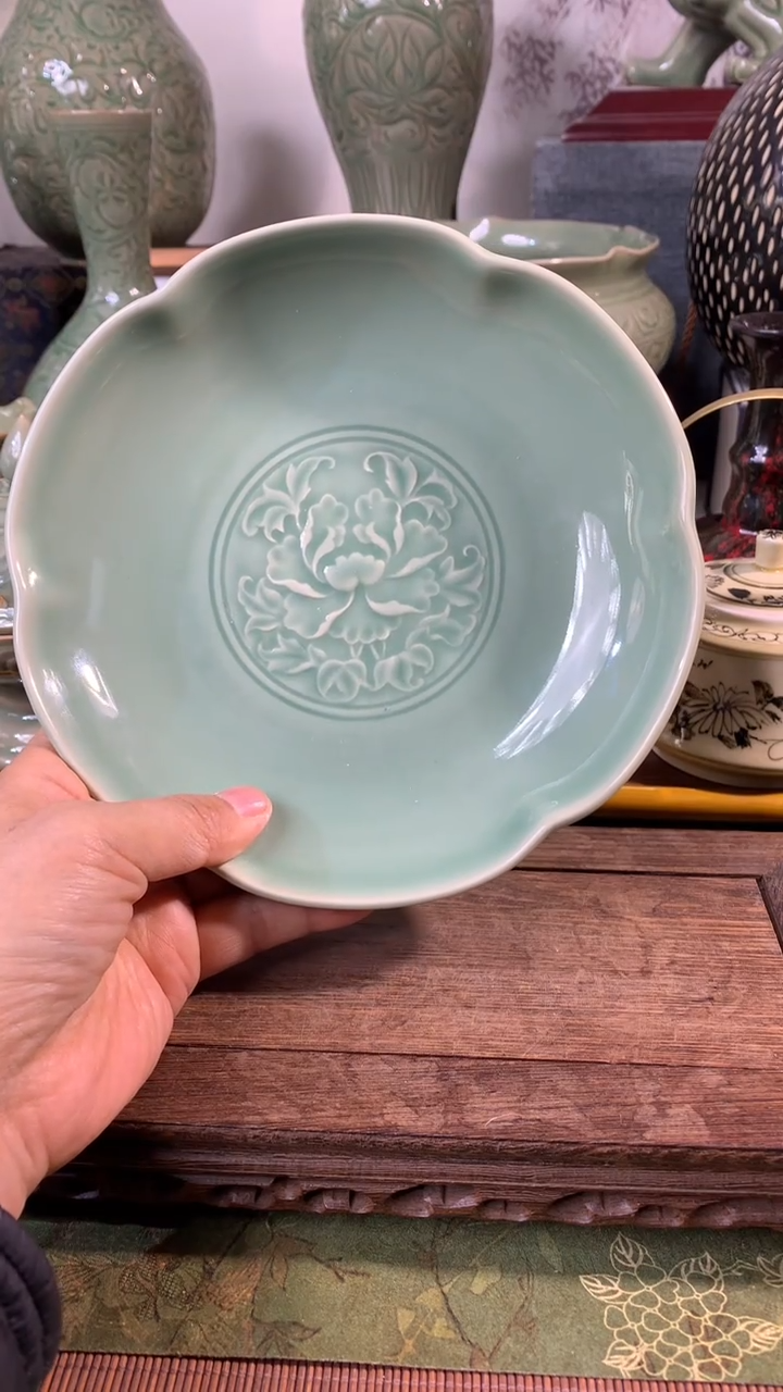 现代耀州窑青瓷刻花花口盘18.5CM口径两只
