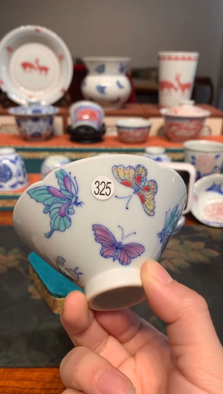 于**行325斗彩蝴蝶斗笠杯cl113