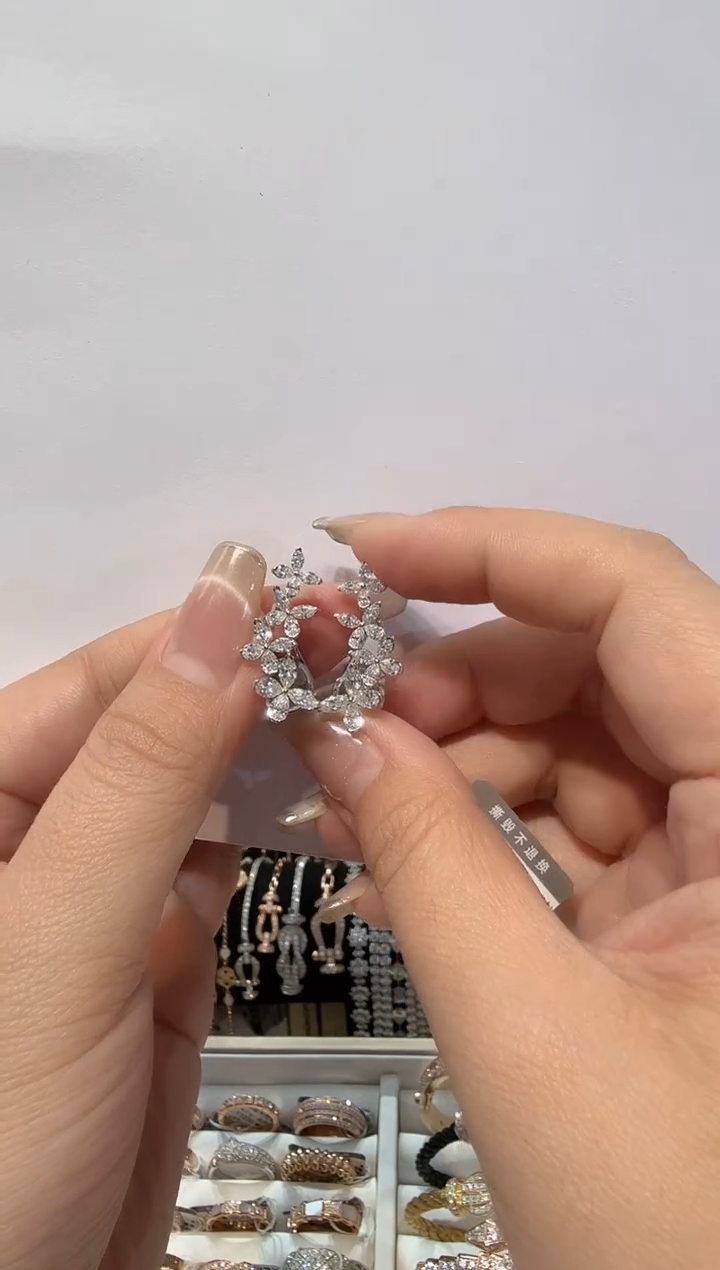 18K金镶嵌实验室培育钻石耳饰