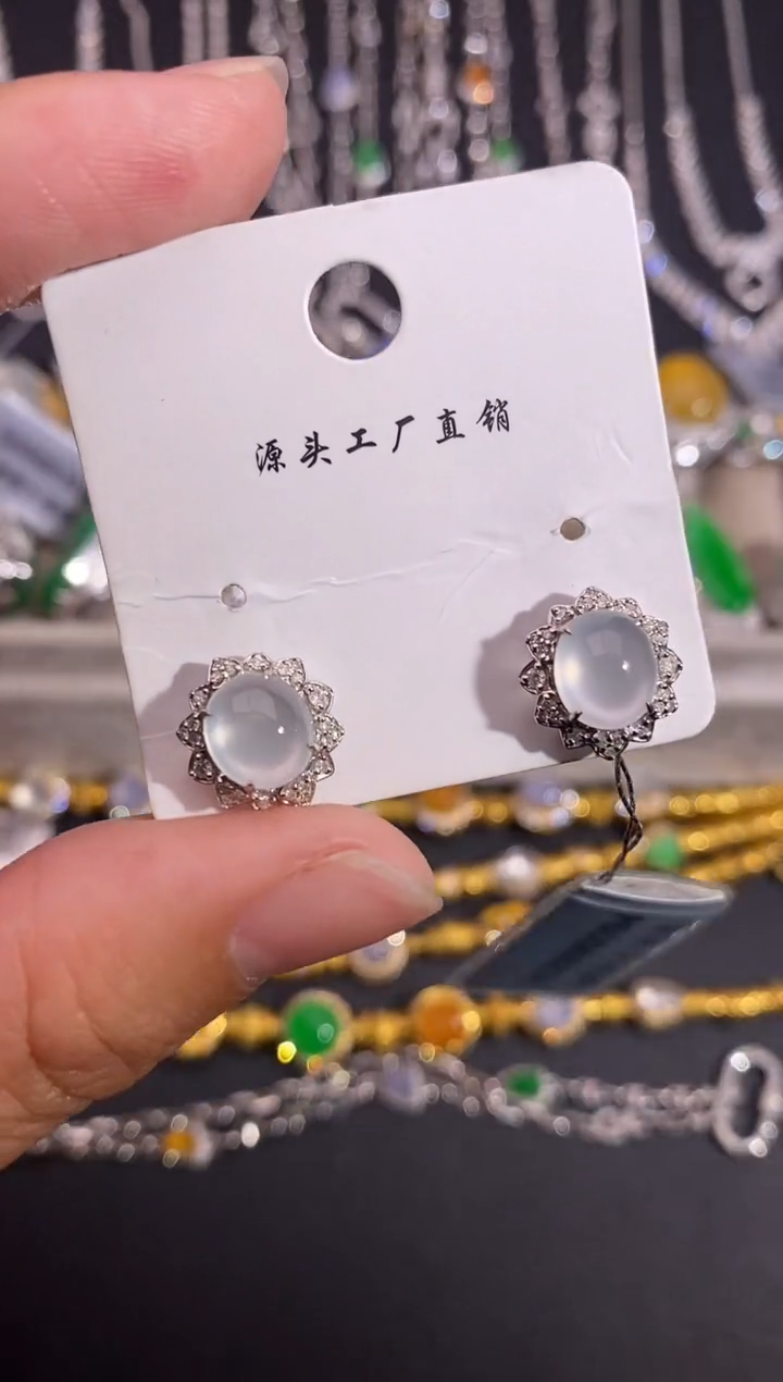 颈饰18K金镶嵌翡翠耳饰