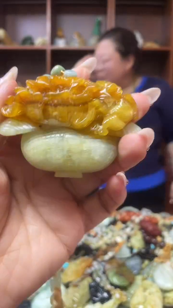 未镶嵌蛇纹石玉吊坠   