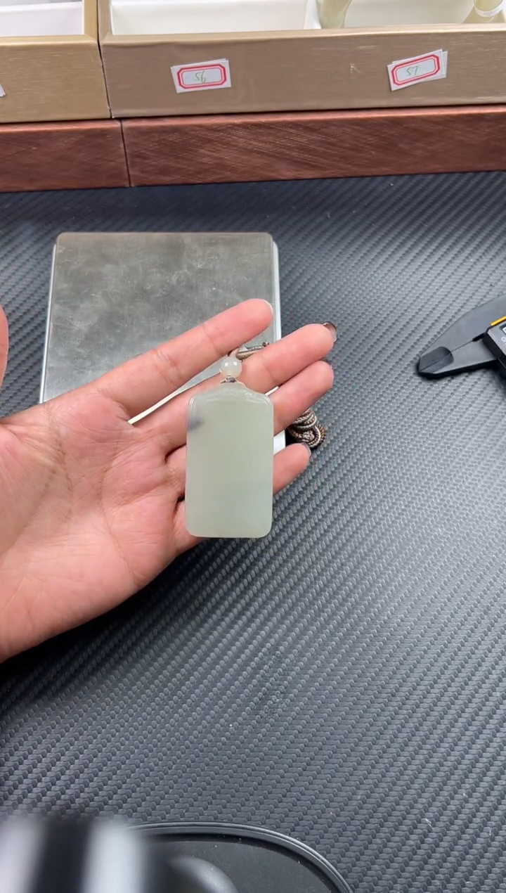 吊坠(赠链)未镶嵌和田玉且末近矿微色差吊坠Jm