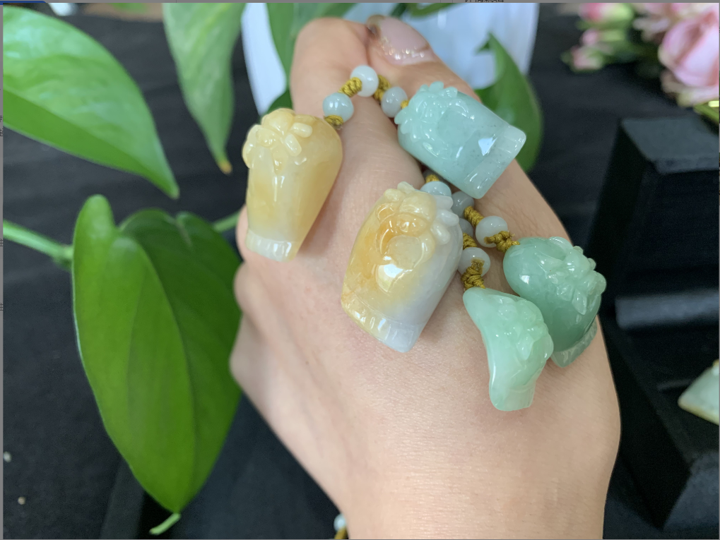 天然A货翡翠挂件随机发其一