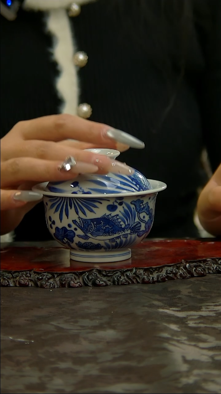 【闪购商品】青花手绘鱼藻盖碗