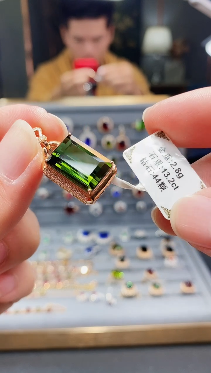 【闪购商品】碧玺颈饰18K金镶嵌13.2..