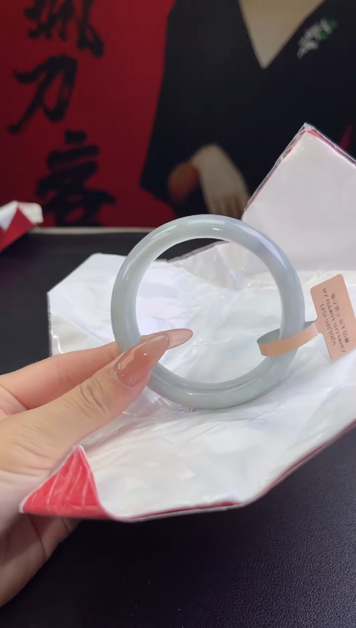 【闪购商品】翡翠手镯未镶嵌8翡翠手镯(微瑕）