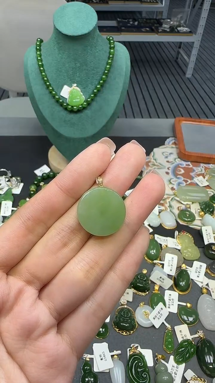 18K金镶嵌和田玉挂件1