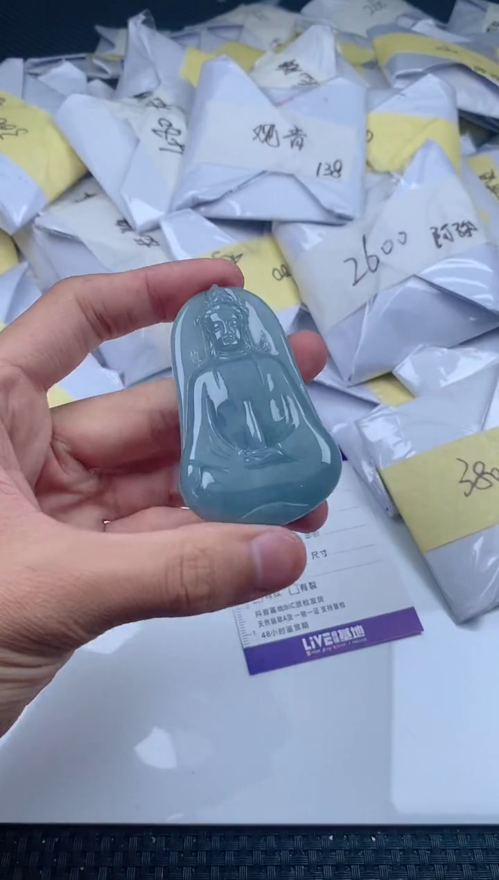 翡翠未镶嵌颈饰            