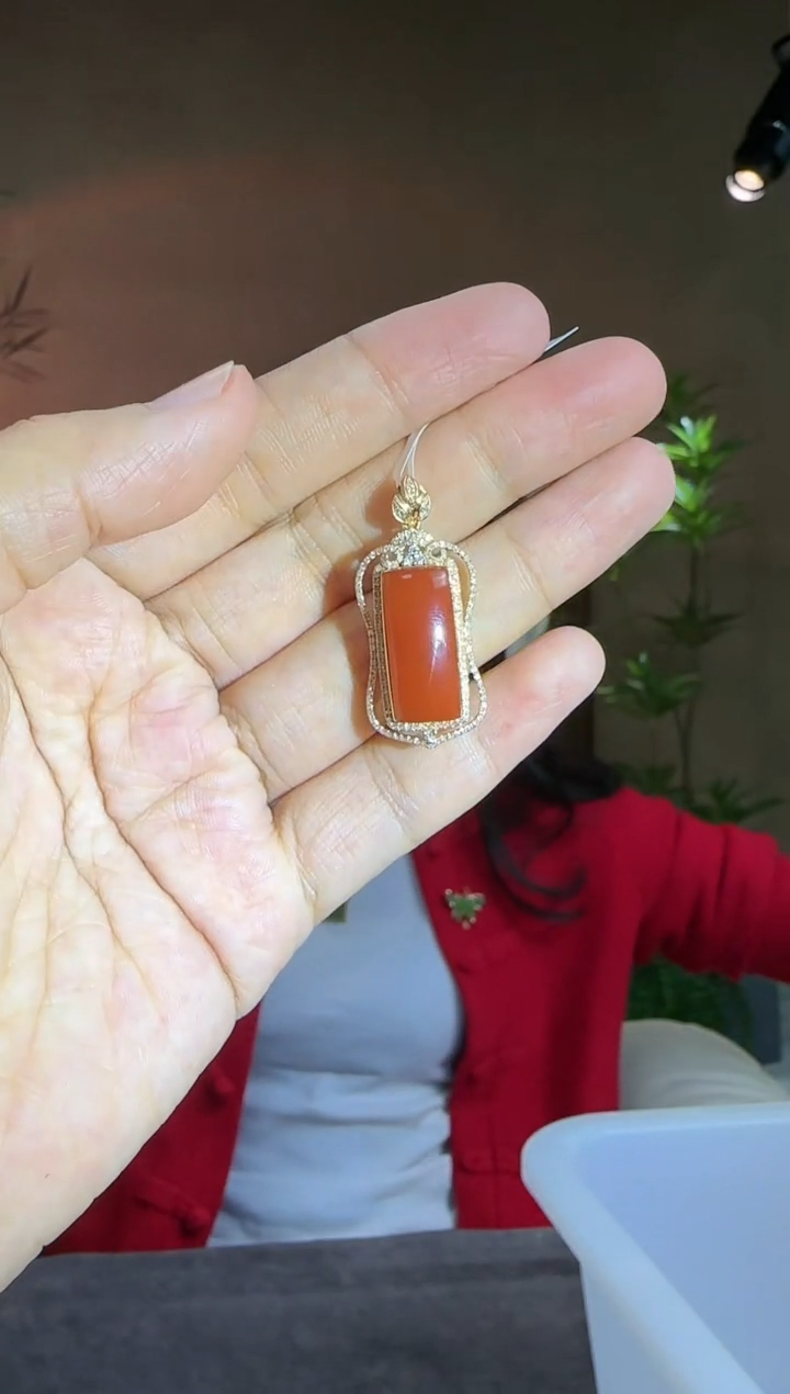 【闪购商品】南红玛瑙吊坠18K金镶嵌18K金镶嵌南红马鞍吊坠