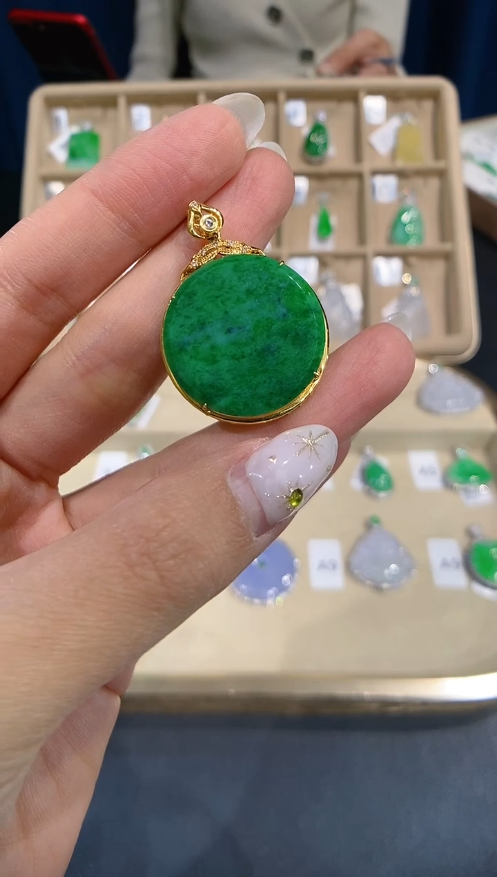 【闪购商品】翡翠颈饰18K金镶嵌圆牌