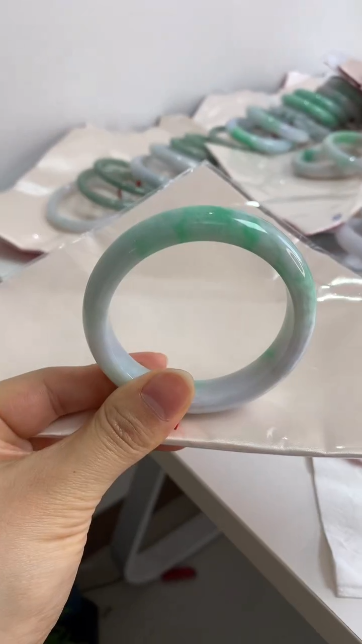 未镶嵌手镯翡翠57.9白底青