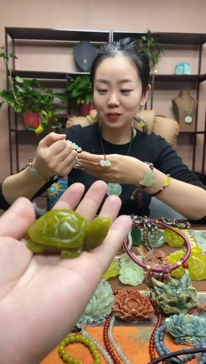 未镶嵌岫玉颈饰多样性发货发其中之一