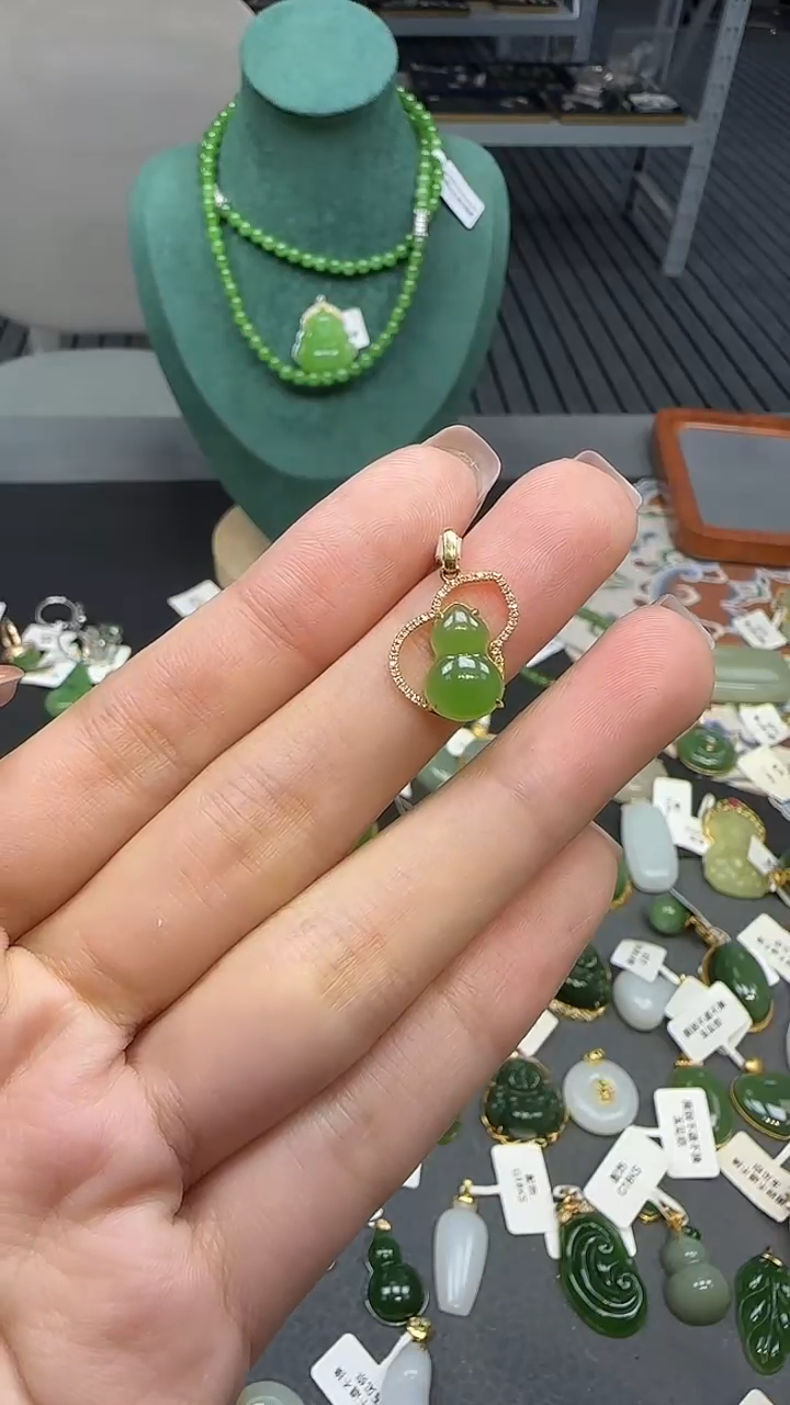 18K金镶嵌和田玉挂件1