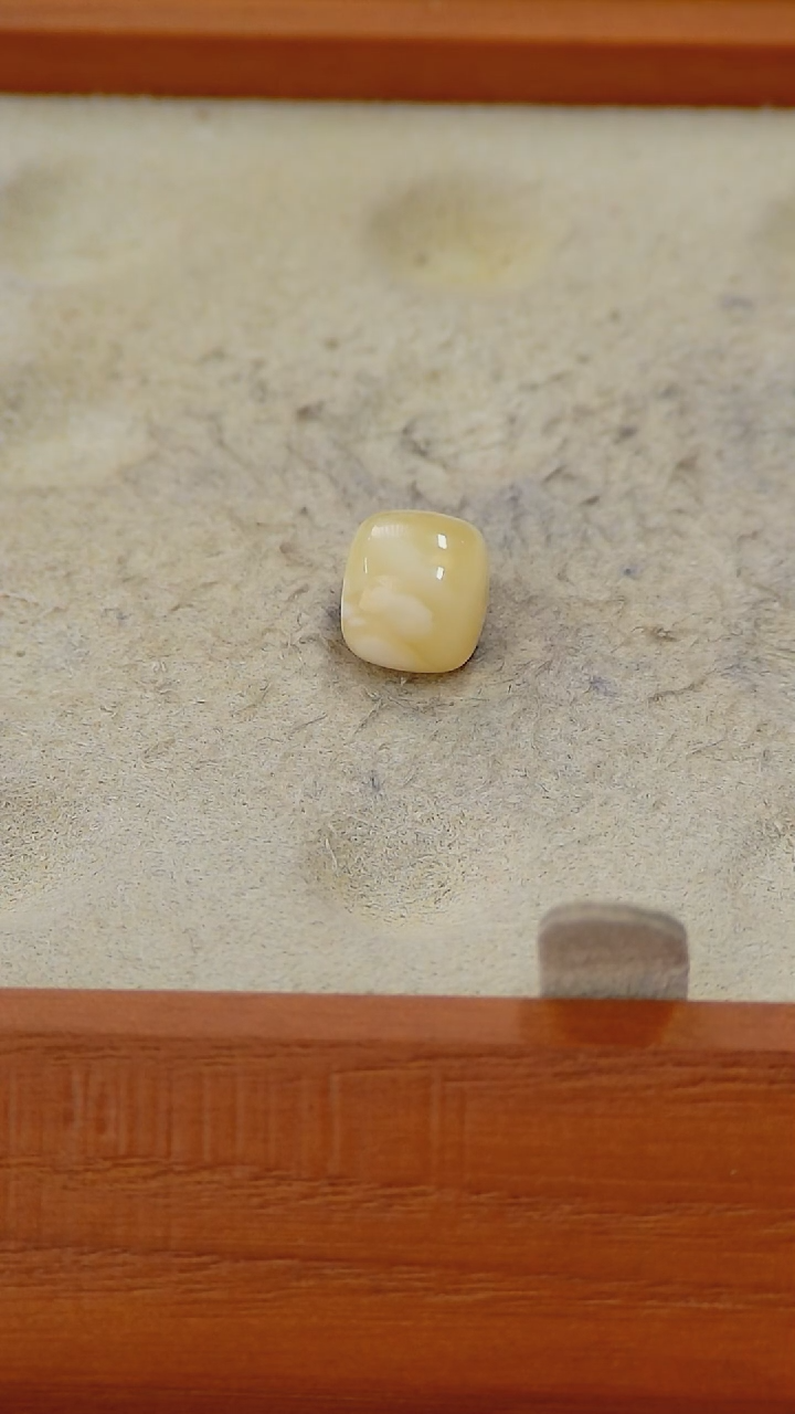 【闪购商品】蜜蜡裸石未镶嵌俄料微瑕8.6*7.4MM0.378克