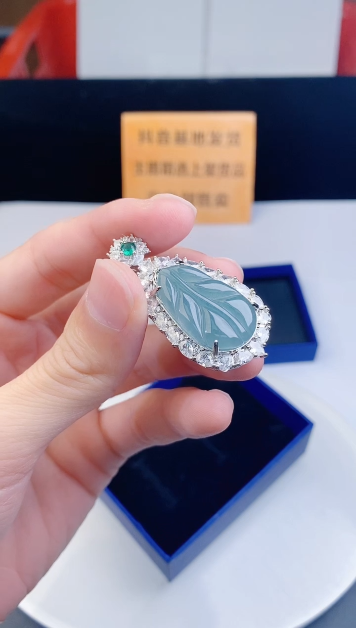 颈饰未镶嵌翡翠 