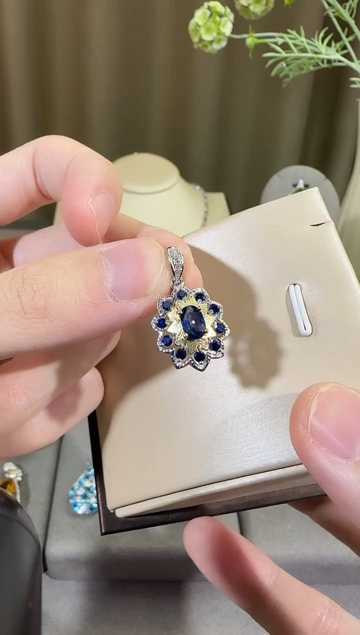 蓝宝石颈饰银S925镶嵌4*6mm吊坠设计款