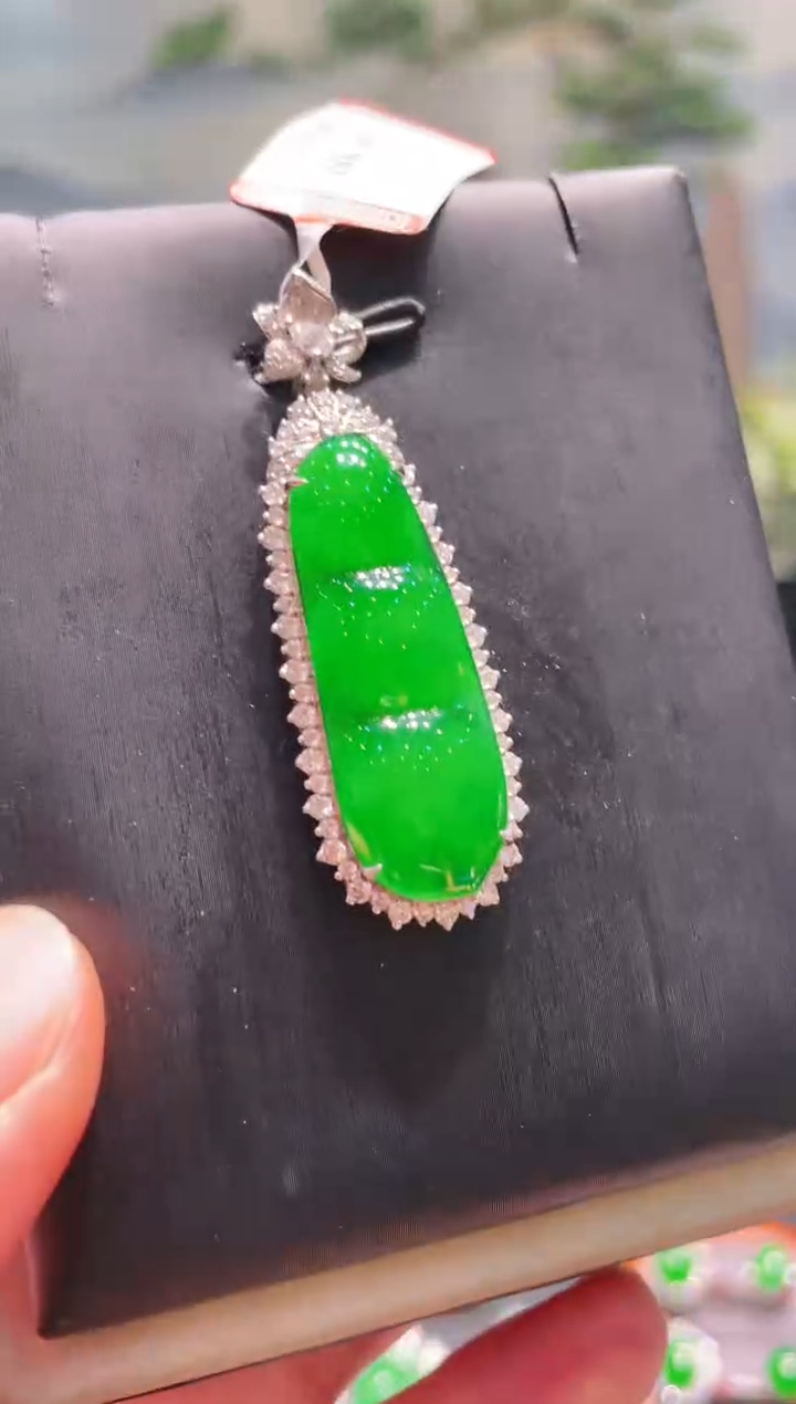 翡翠18K金镶嵌颈饰翡翠A47