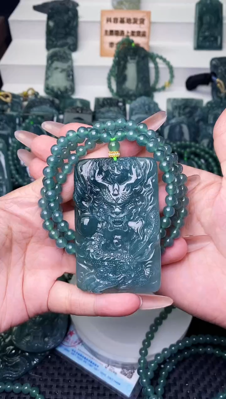 颈饰未镶嵌翡翠 