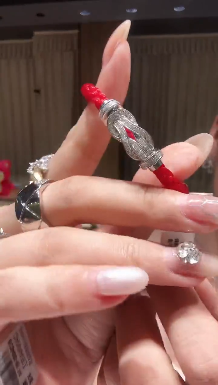 18K金镶嵌吊坠（不含链）钻石大号满钻8字