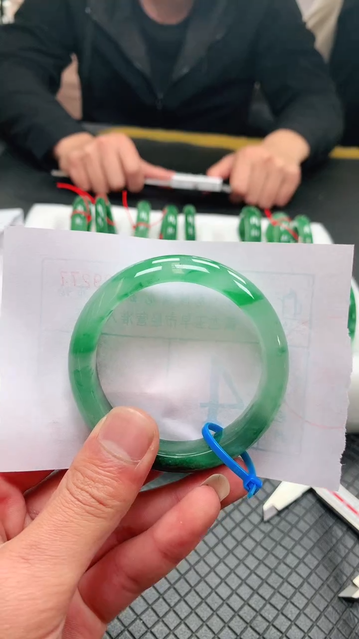 【闪购商品】石英质玉手镯未镶嵌冰飘花手镯