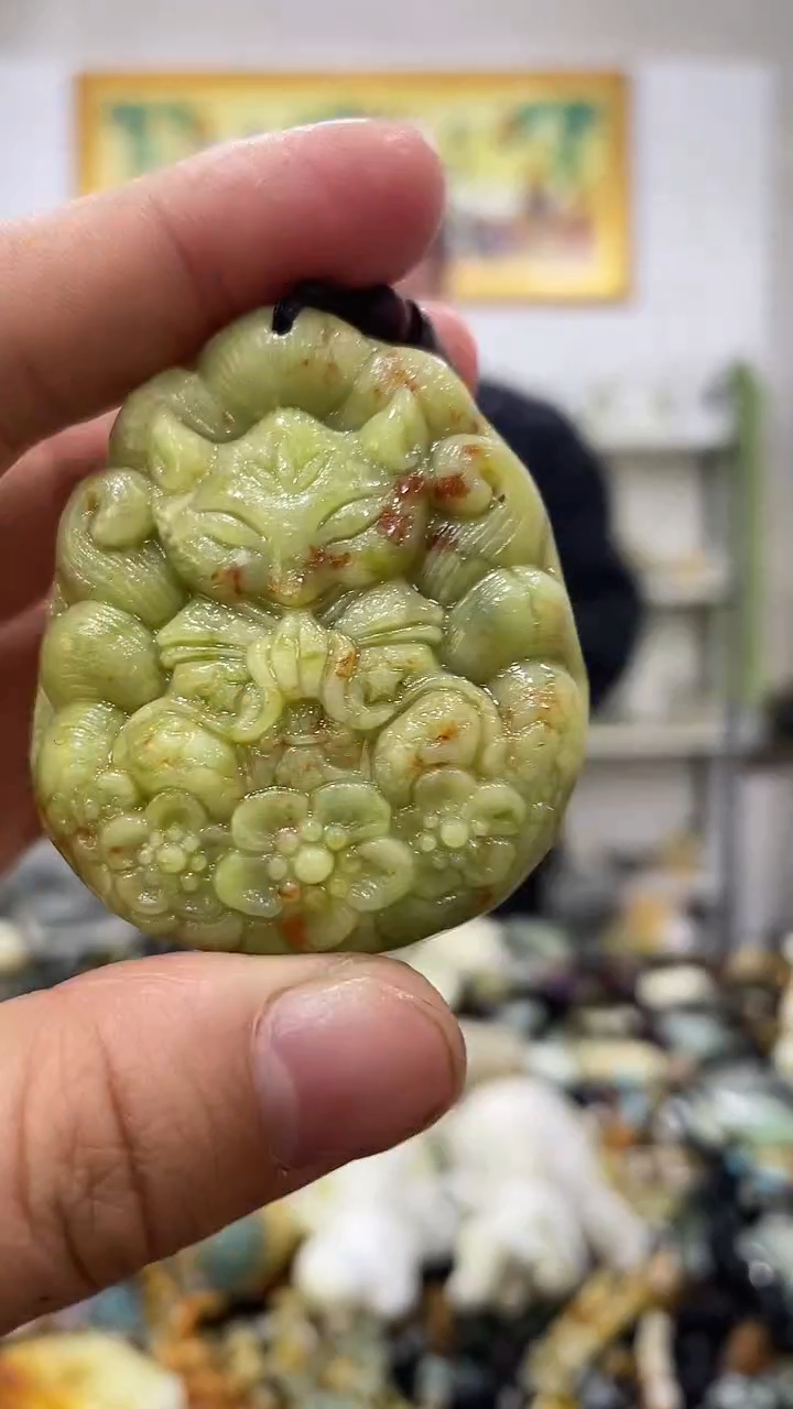 未镶嵌蛇纹石玉吊坠  