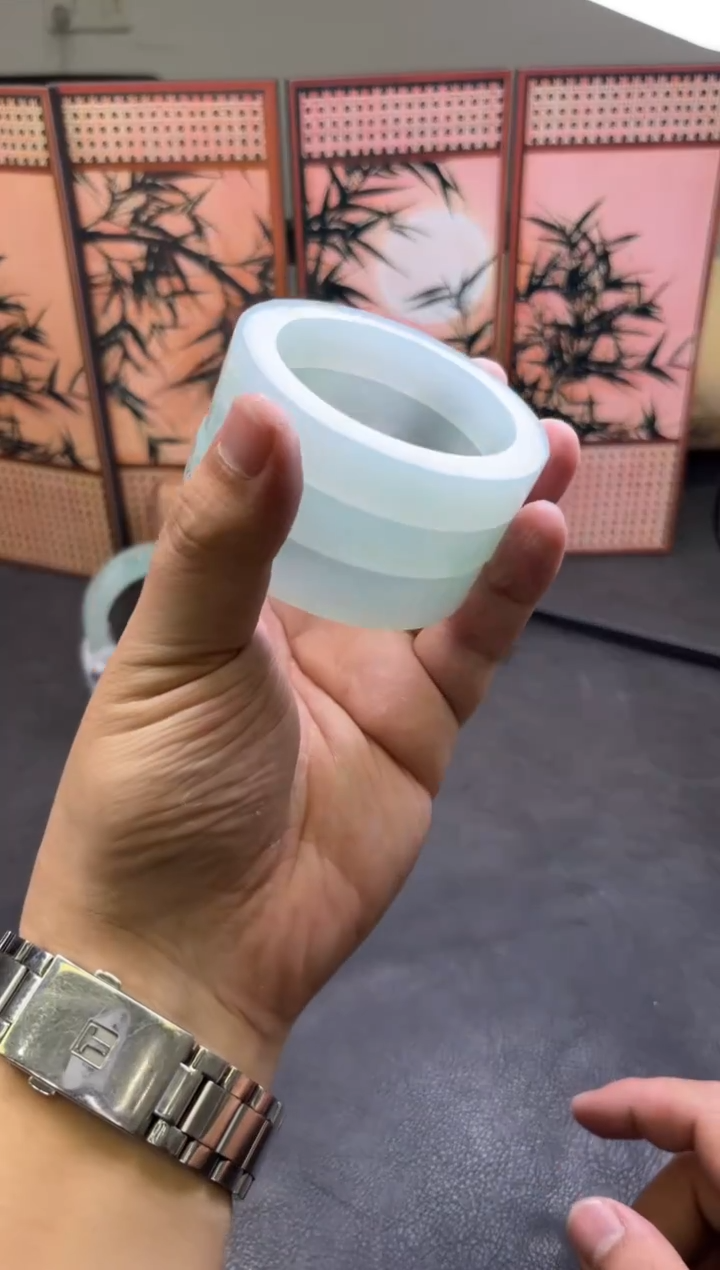 未镶嵌手镯定制翡翠阿**?多样性