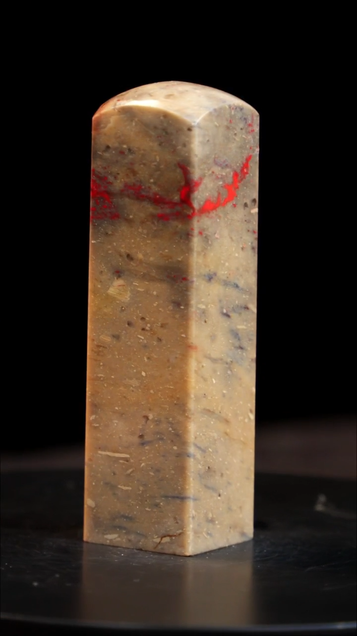 昌化石牛角鸡血石