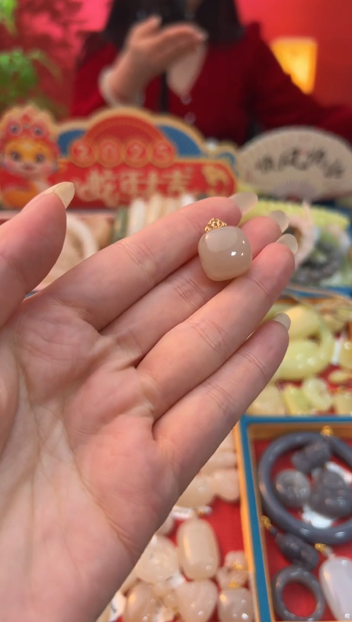 【闪购商品】和田玉吊坠18K金镶嵌红藕粉小方糖