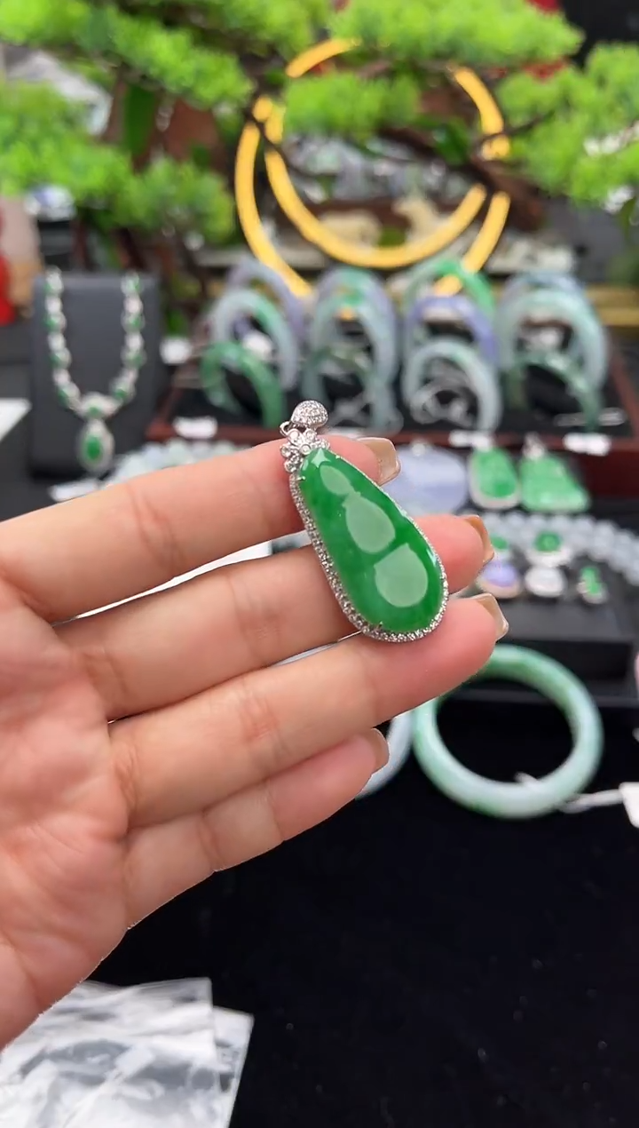 颈饰18K金镶嵌翡翠吊坠