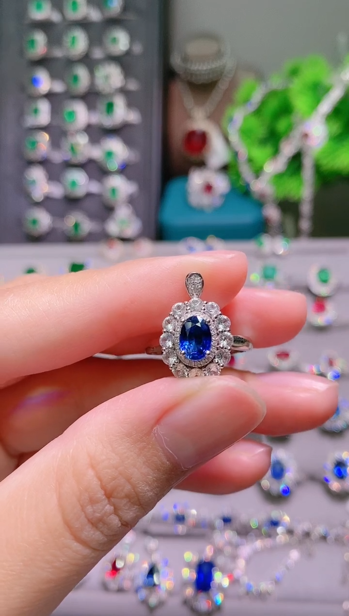 18K金戒指蓝宝石18K金镶嵌.