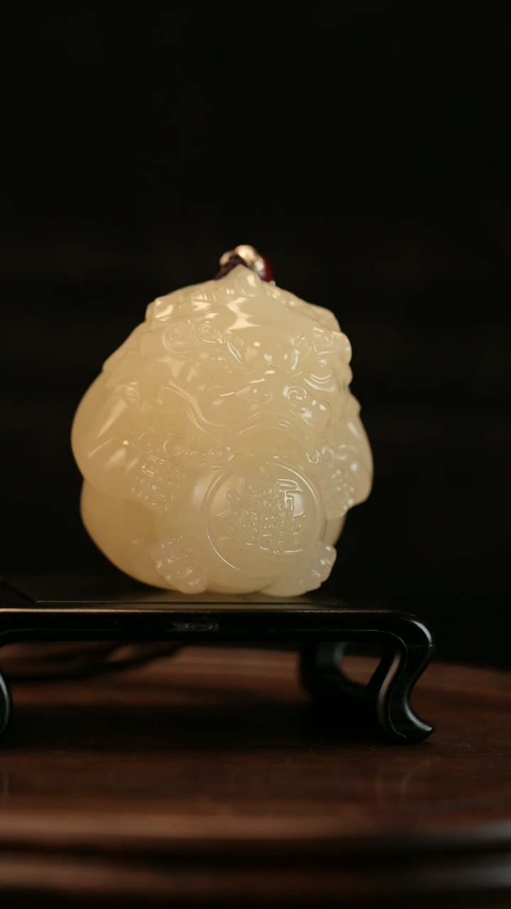 云南石竹叶青雕刻：貔貅抱球