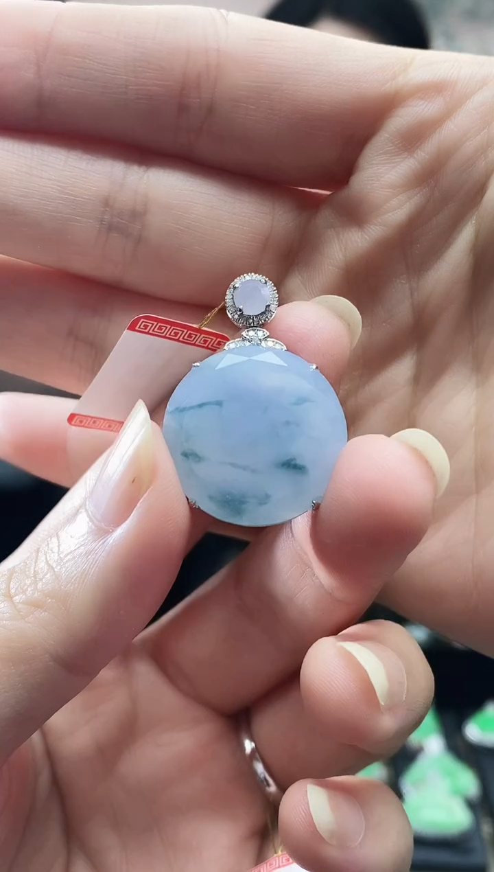 颈饰18K金镶嵌翡翠无事牌