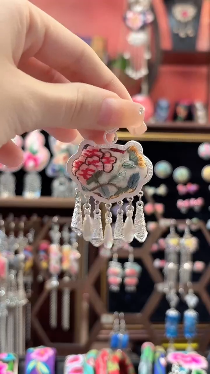 织绣 云织谣民族风精美饰品   228