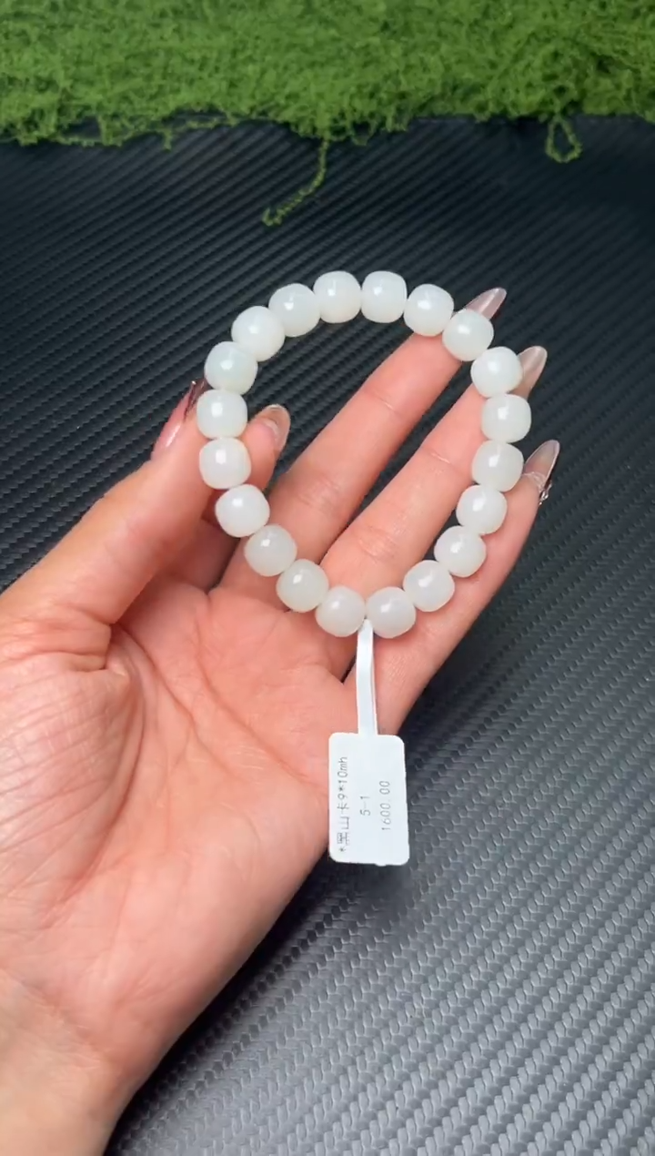 吊坠(赠链)未镶嵌和田玉黑山微色差卡10mh