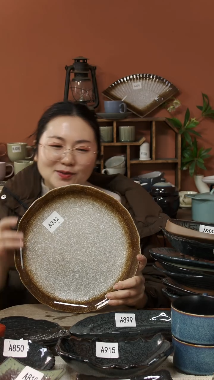 陶瓷A332 一个花边陶瓷粗陶盘子可能微瑕