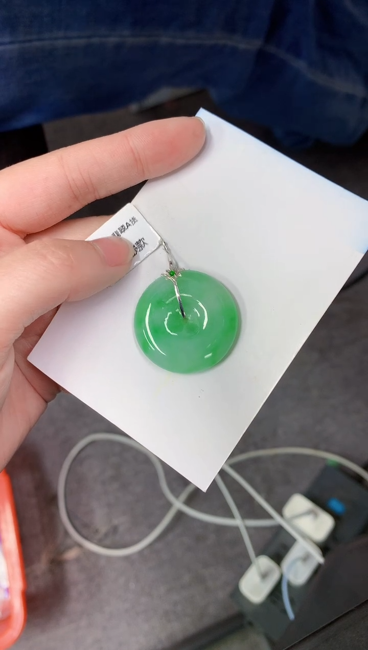 颈饰18K金镶嵌翡翠柠****谢天然A货