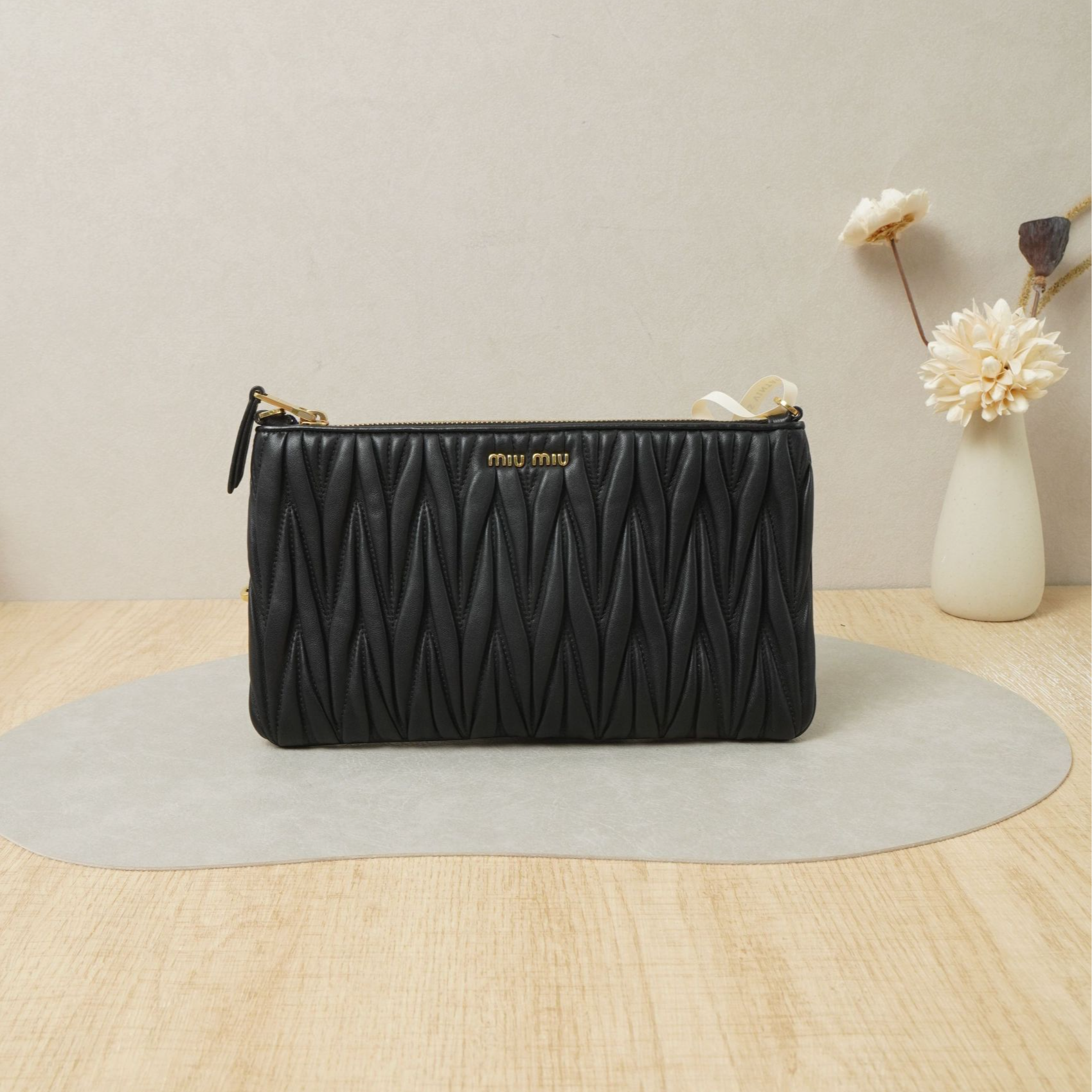 95新 MIU MIU/缪缪 缪缪褶皱斜挎包黑金羊皮/DS044445