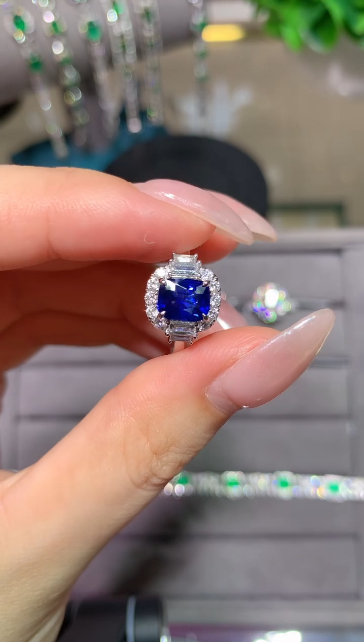 蓝宝石戒指18K金镶嵌1.52CT