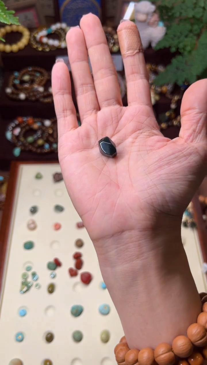 1*绿幽灵随形刻面单颗裸石