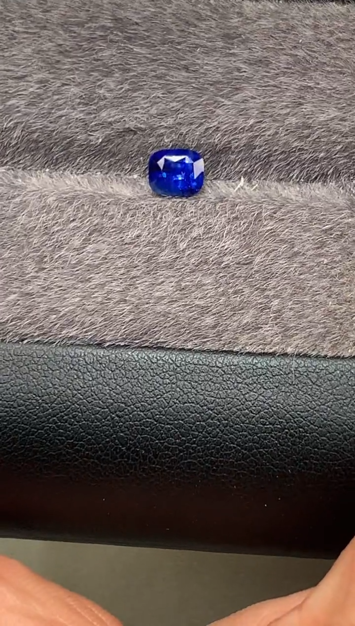 【闪购商品】定制蓝宝石裸石未镶嵌枕型 皇家蓝蓝宝石 1.02ct