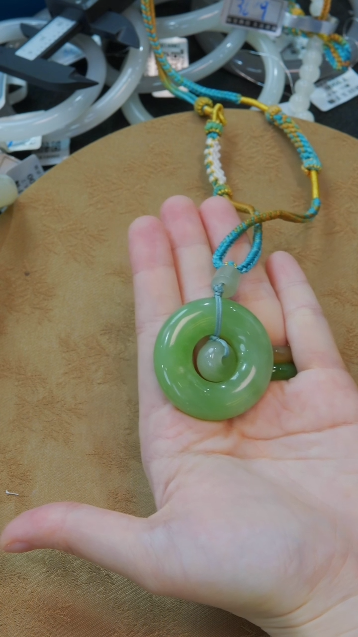 和田玉未镶嵌颈饰翠青满翠子母扣（棉）