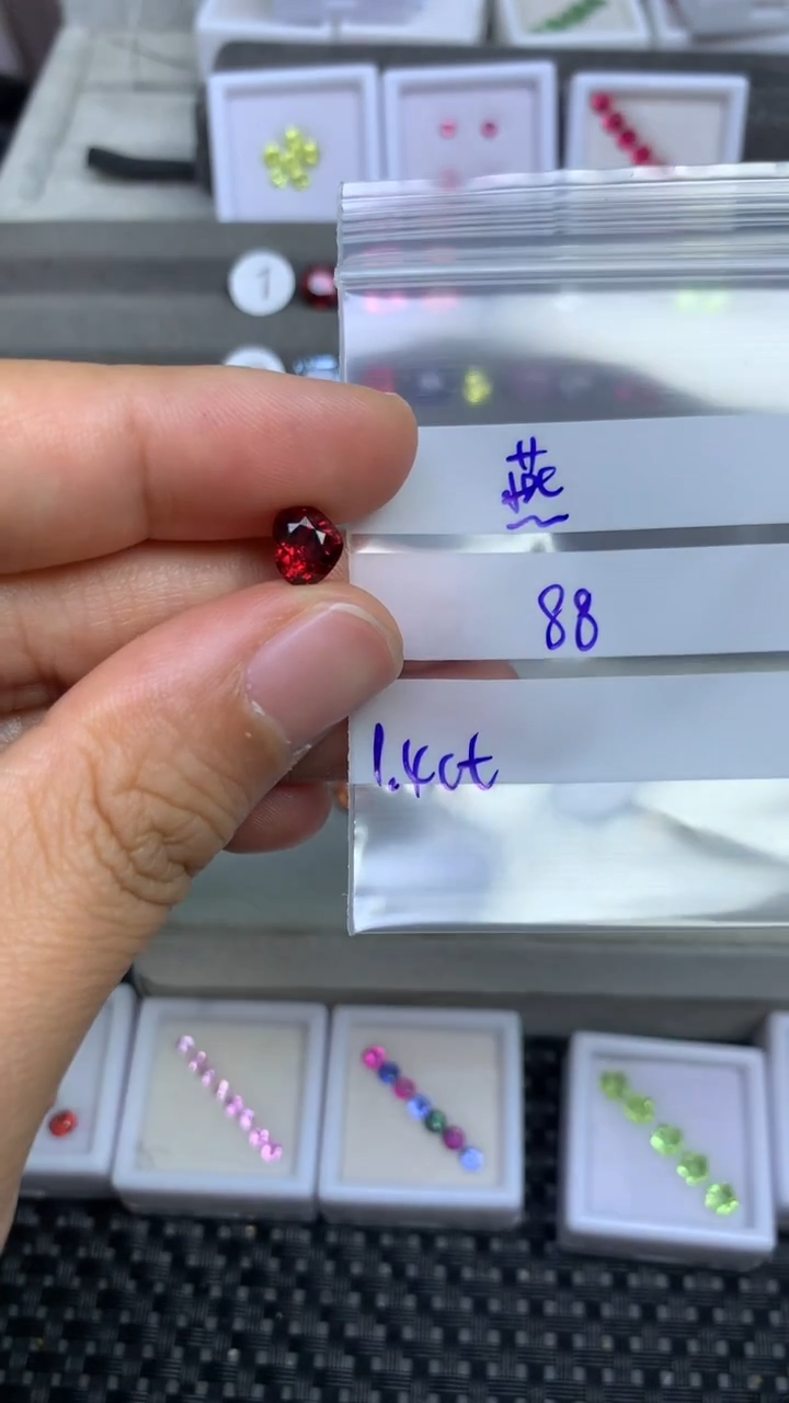 未镶嵌珠宝石榴石燕?缅甸天然无烧石榴石