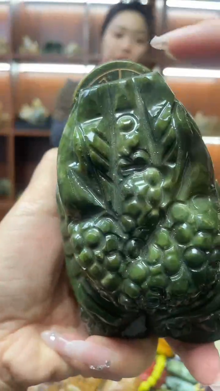 未镶嵌蛇纹石玉摆件 多样性发其中一件