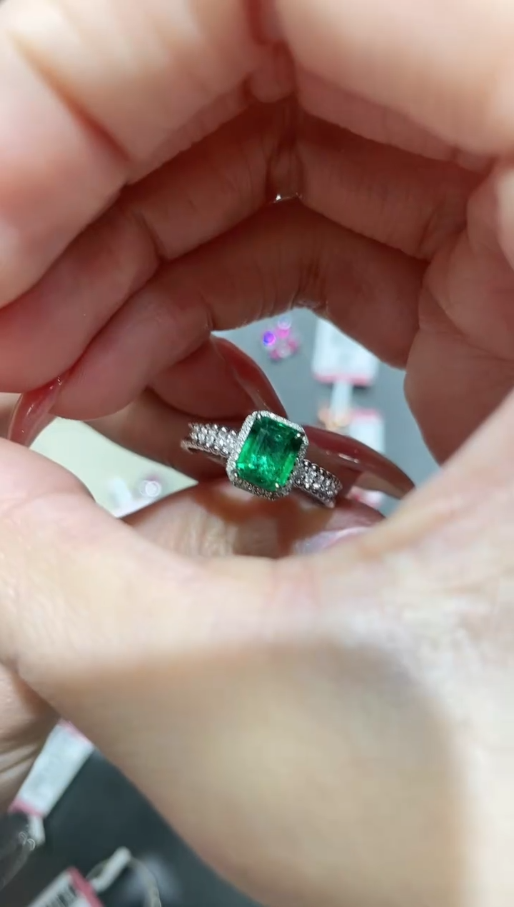 戒指18K金镶嵌祖母绿戒指