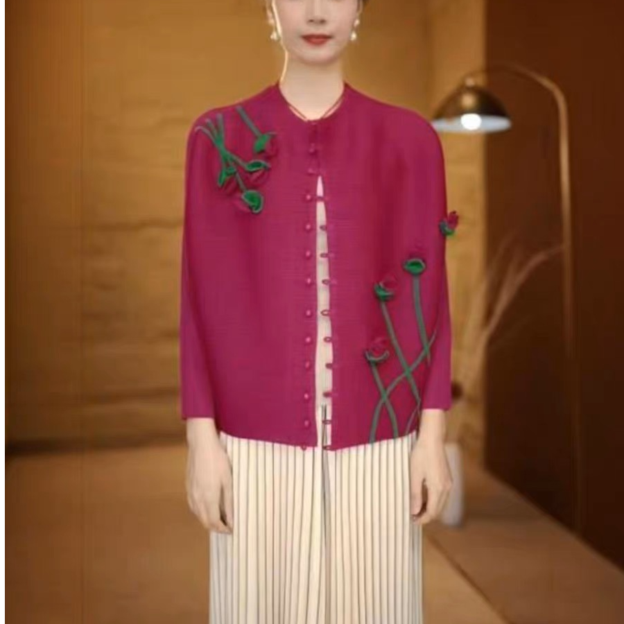  2502春季新款南希妈妈三宅褶皱上衣立体雕花遮肉显瘦包扣开衫