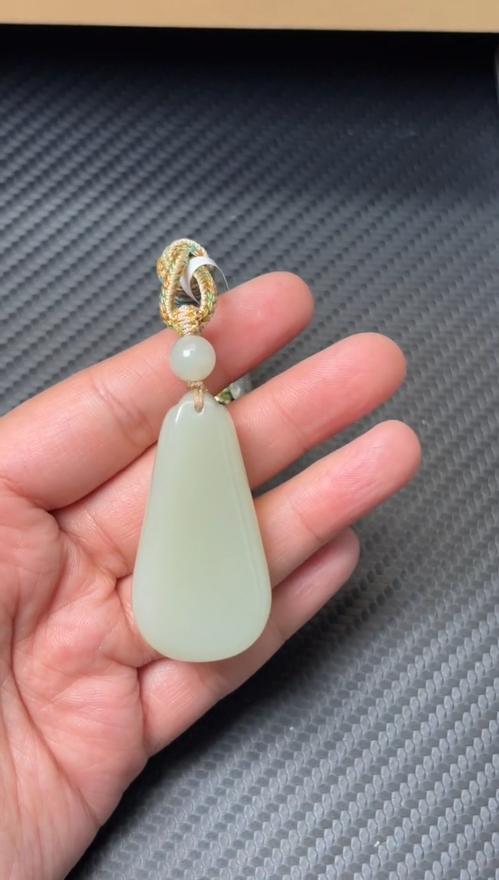 吊坠(赠链)未镶嵌和田玉且末迪克兰一细微色差吊坠
