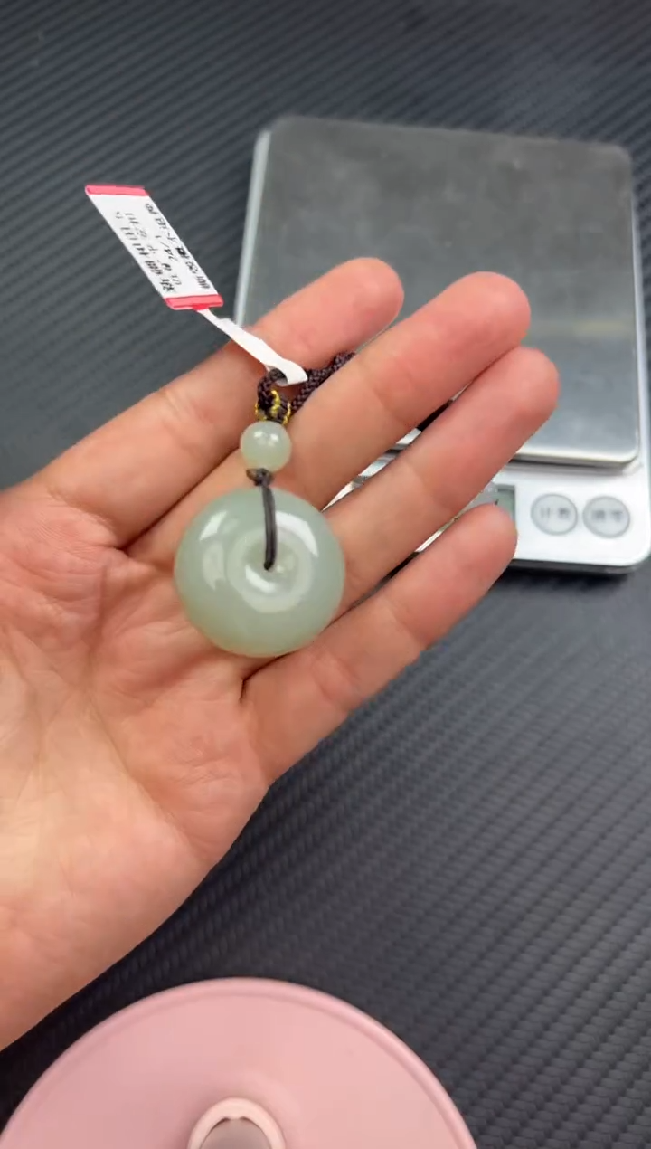 和田玉未镶嵌吊坠(赠链)且末微色差近矿