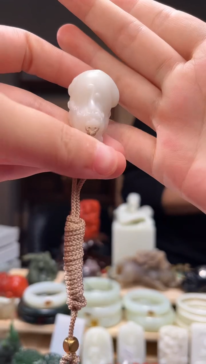 颈饰未镶嵌和田玉吊坠