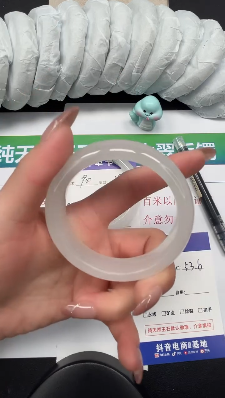 【闪购商品】石英质玉手镯未镶嵌95-53.6